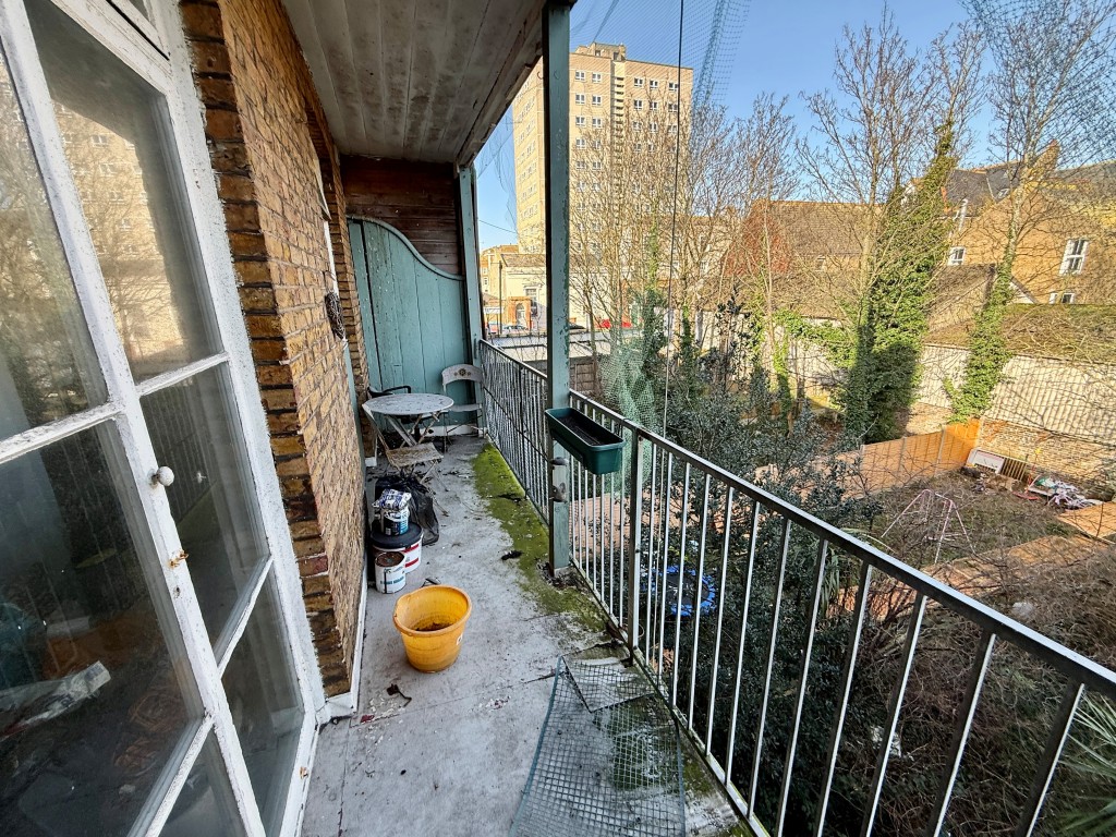 Lot: 172 - VACANT FLAT FOR IMPROVEMENT - Balcony